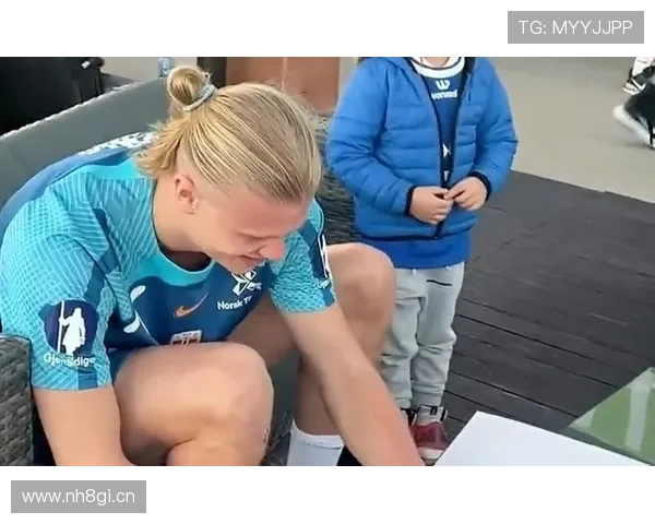 阿森纳全队暖心签名送小球迷